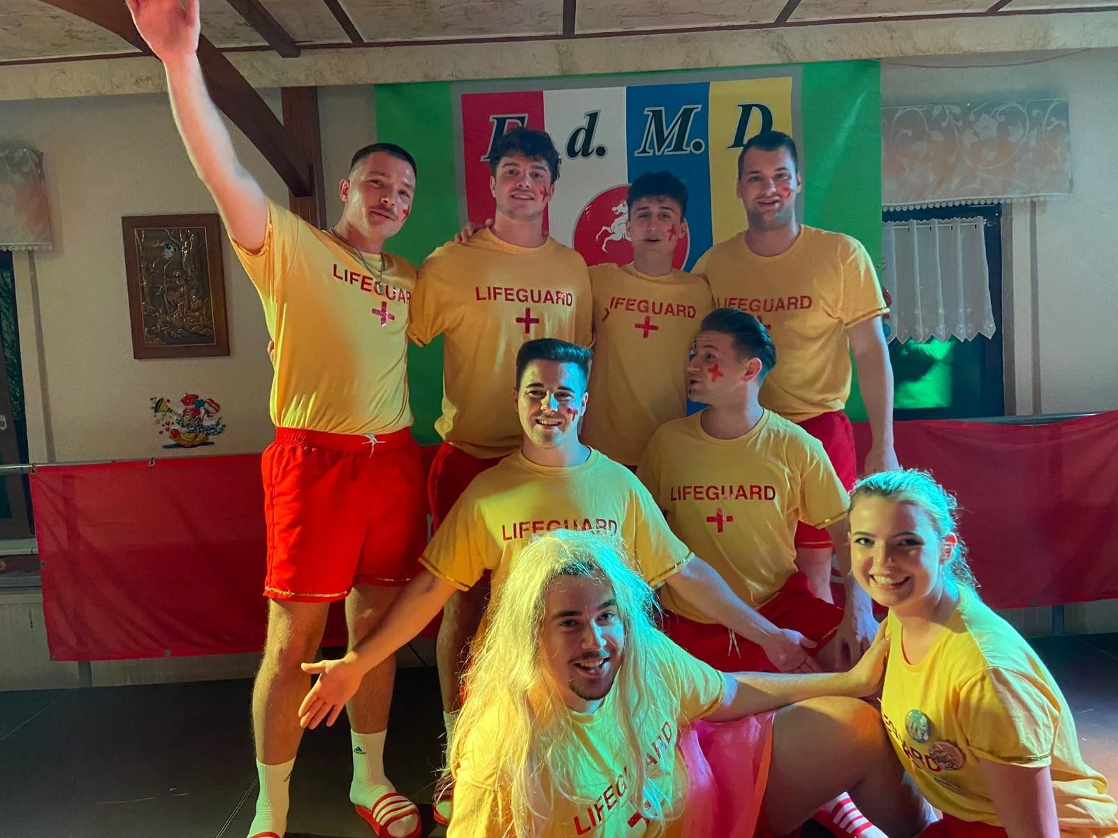Gruppenfoto der Baaschnicker im Gründungsjahr 2024 in gelben Lifeguard-Shirts und roten Shorts.