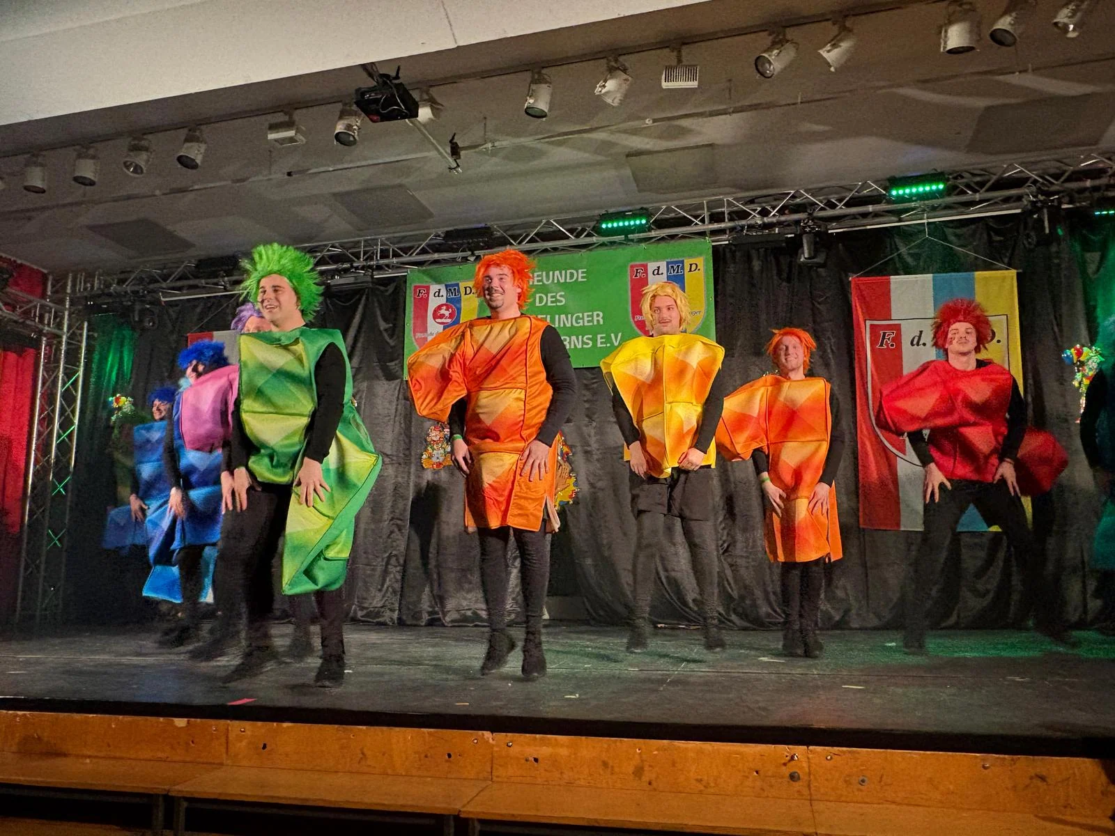 Bunte Tetris-Bausteine in einer gemeinsamen Tanzformation.