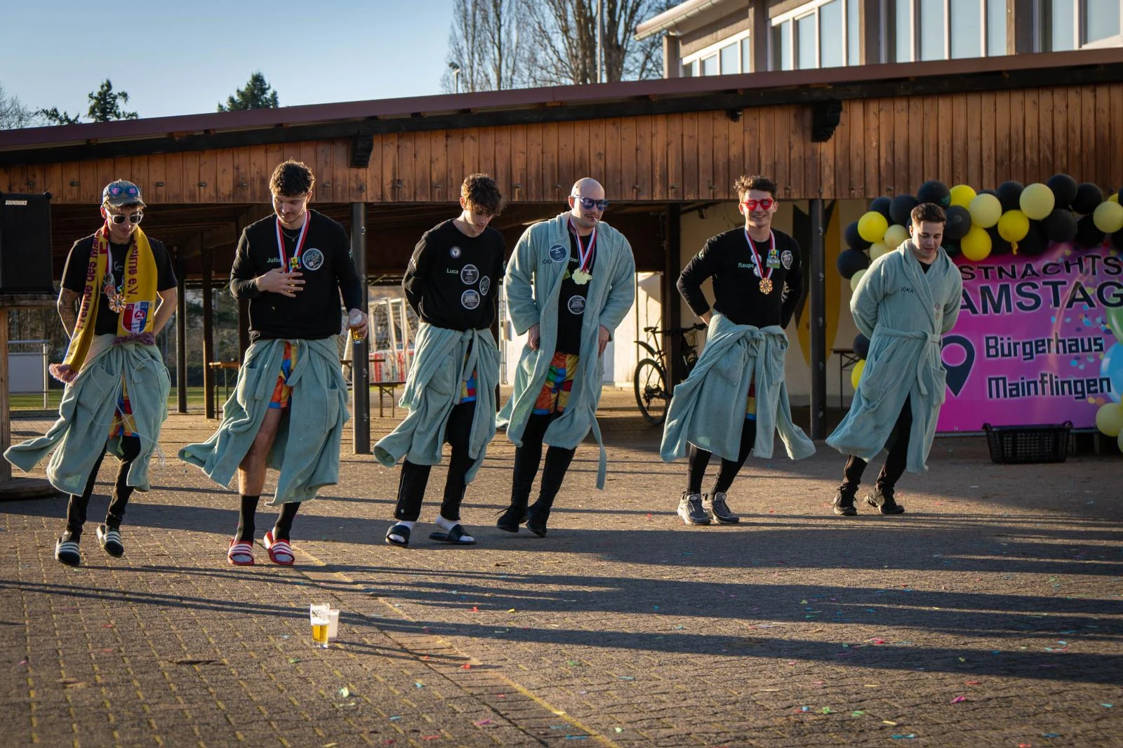Die Baaschnicker beim Auftritt in hellgrünen Bademänteln.