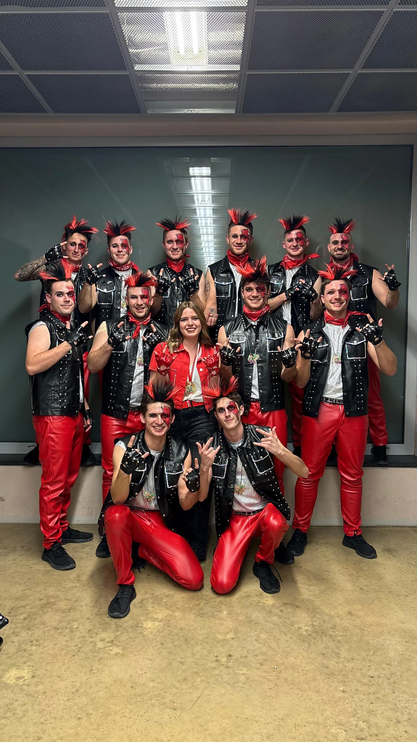 Gruppenfoto der Baaschnicker in roten und schwarzen Bühnenkostümen.